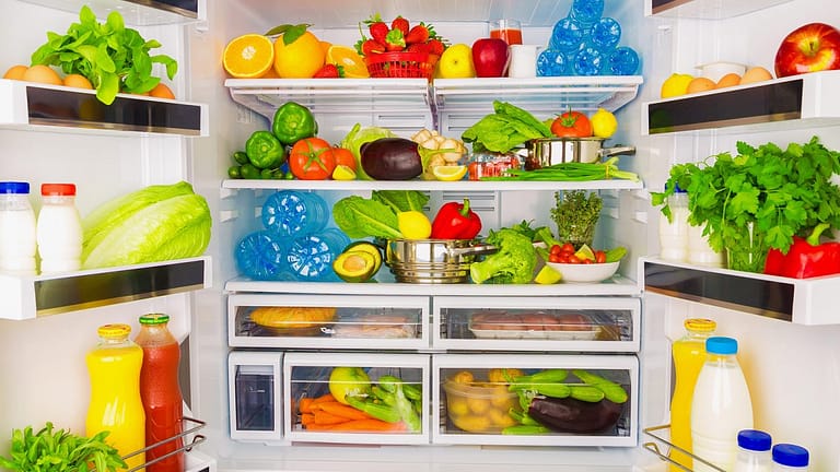 Read more about the article Cleaning Inside of Your Fridge in 20 Minutes